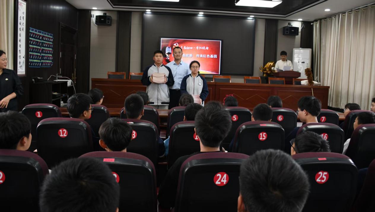 滨海港镇：赠书传薪火 宣讲铸信仰