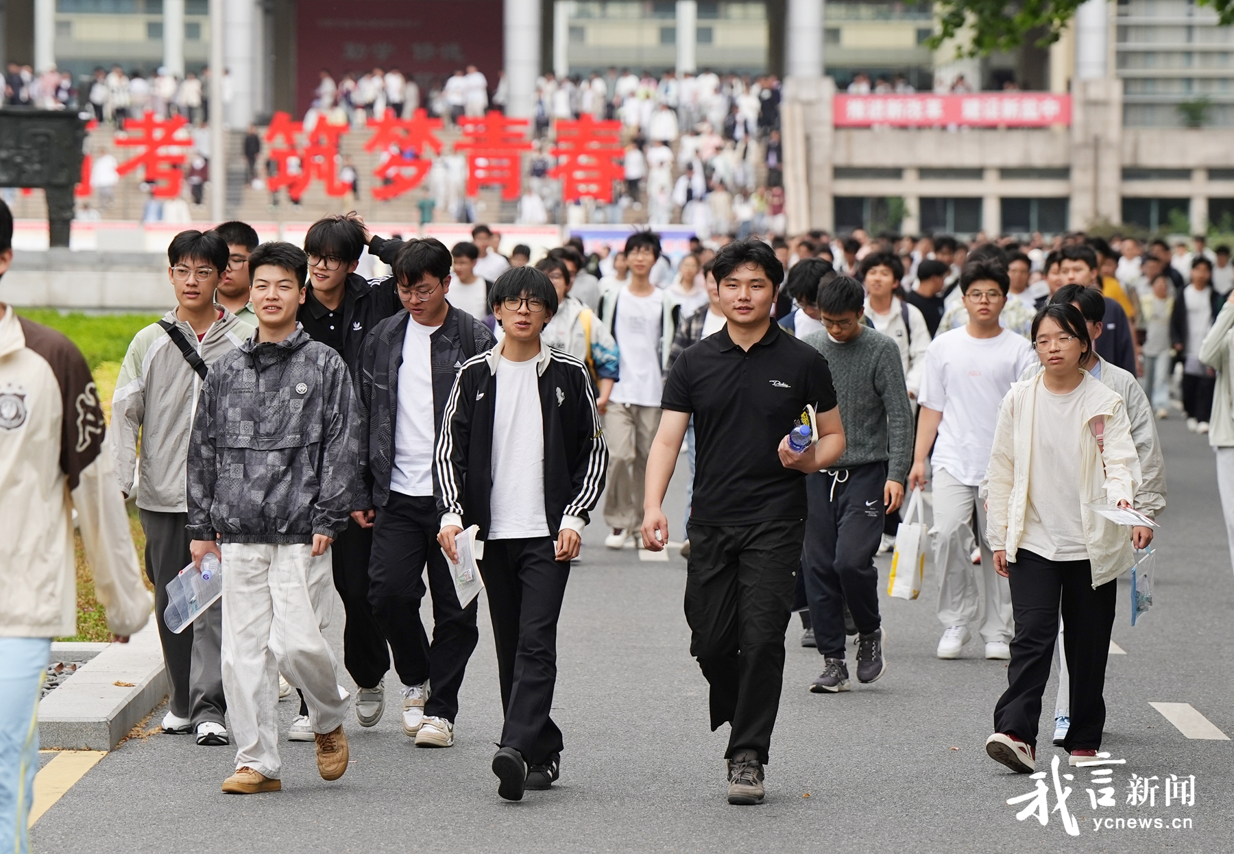 首场考完，被这些瞬间治愈了