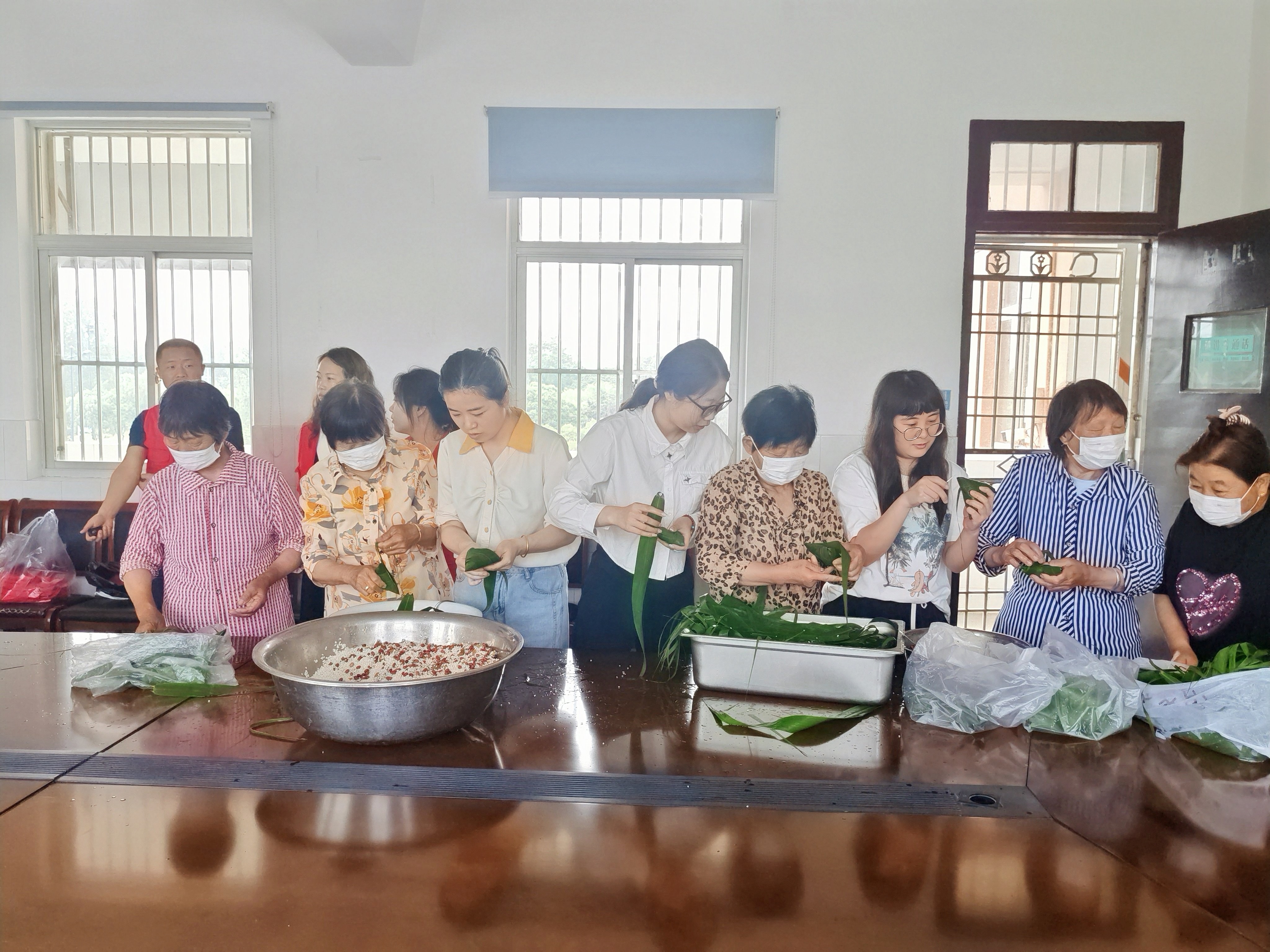 盐渎街道兴民社区开展“粽叶飘香迎端午 关爱慰问暖人心”党建共建主题活动