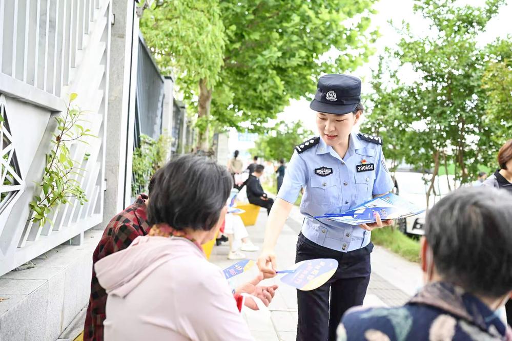 亭湖公安  将家长等候区变为“反诈课堂”