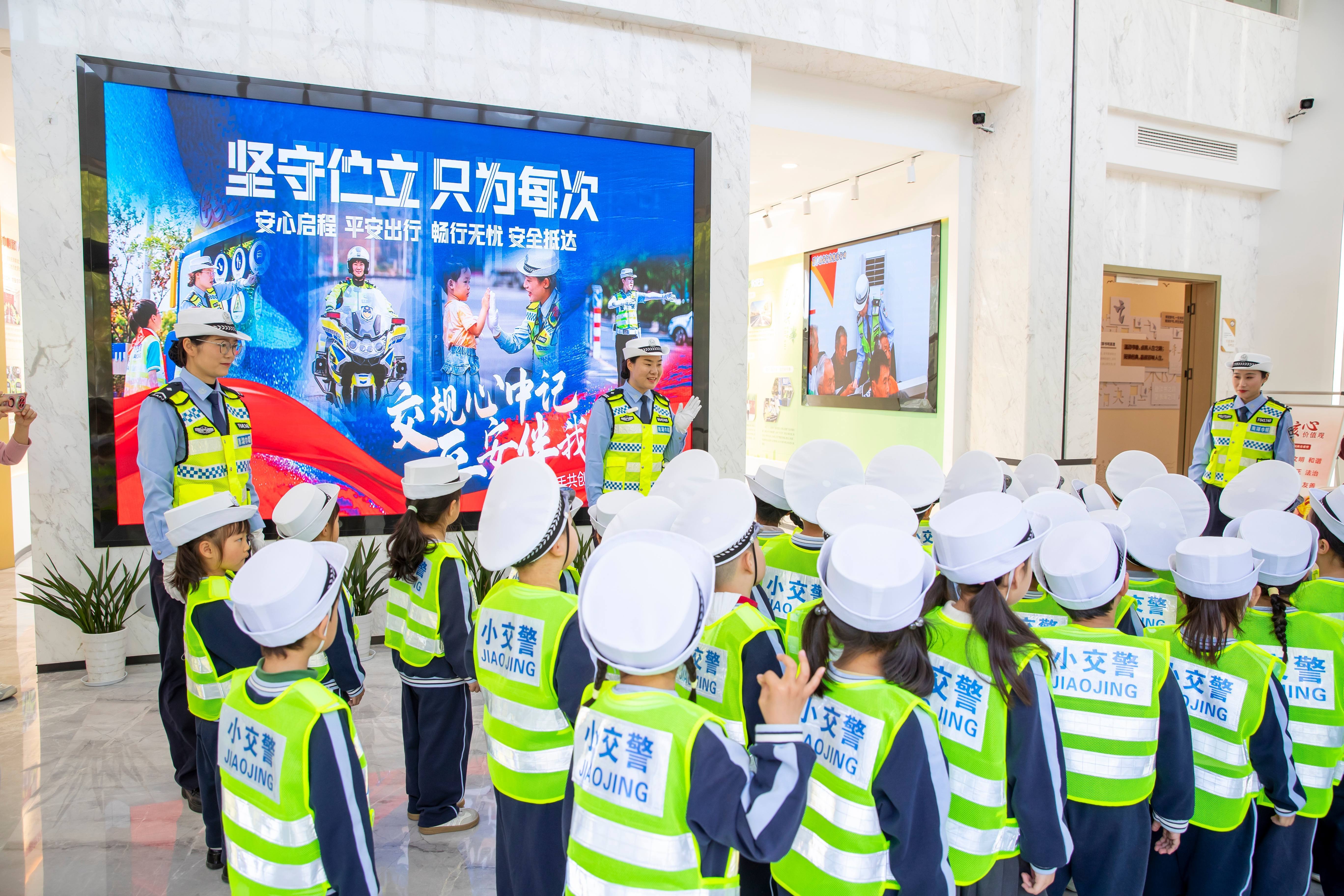 区县新闻丨盐城滨海:萌娃进警营 解锁文明交通新体验