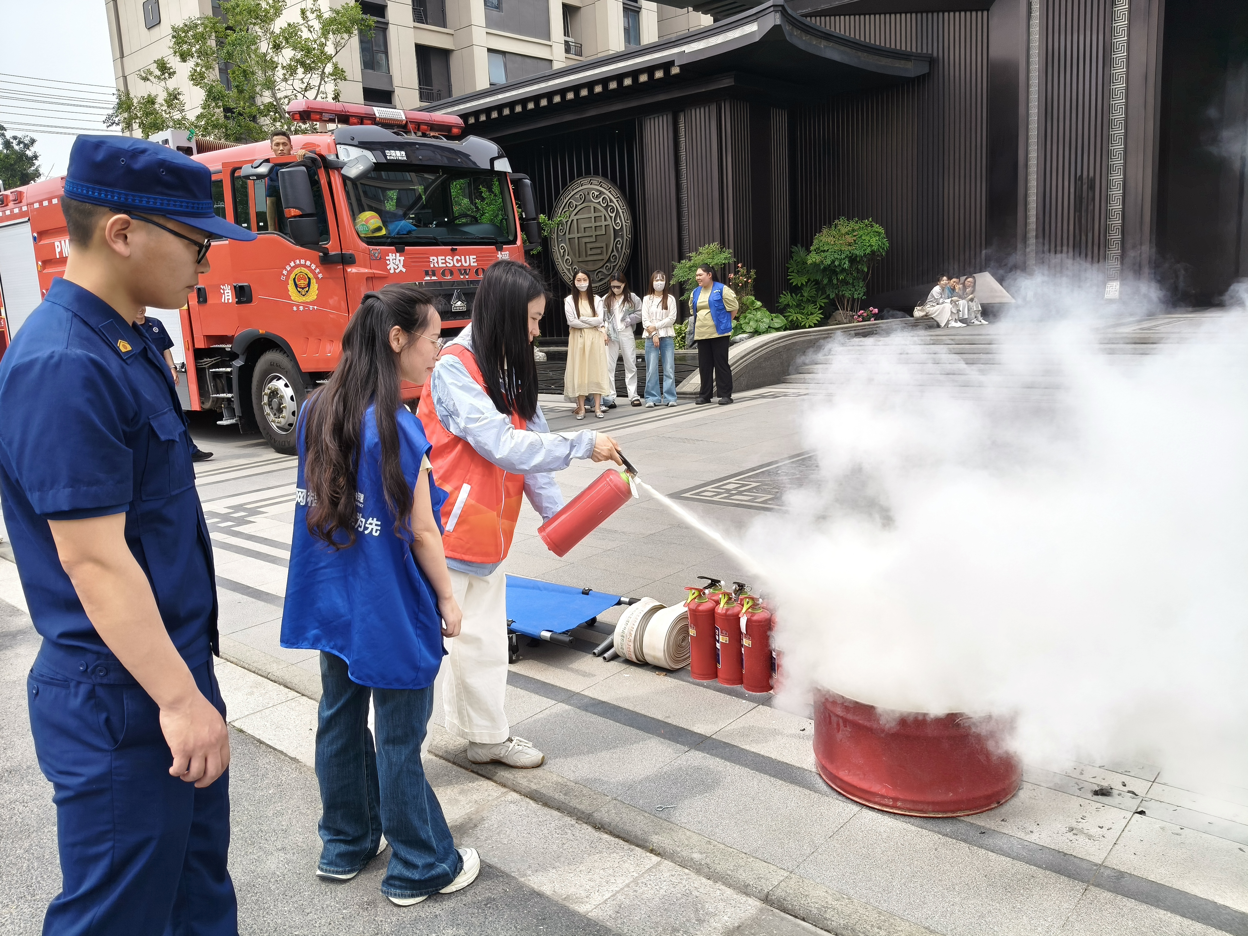 丰华街道香榭丽社区开展“安全生产月”消防演练活动
