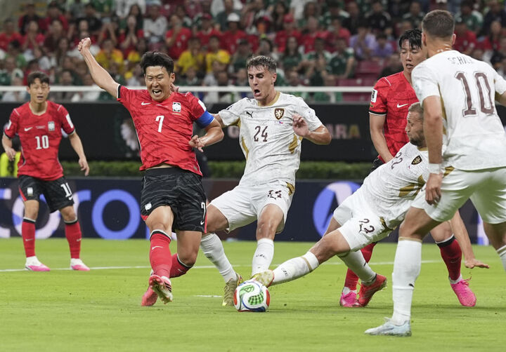 美加墨世界杯A组小组赛：韩国队战胜捷克队