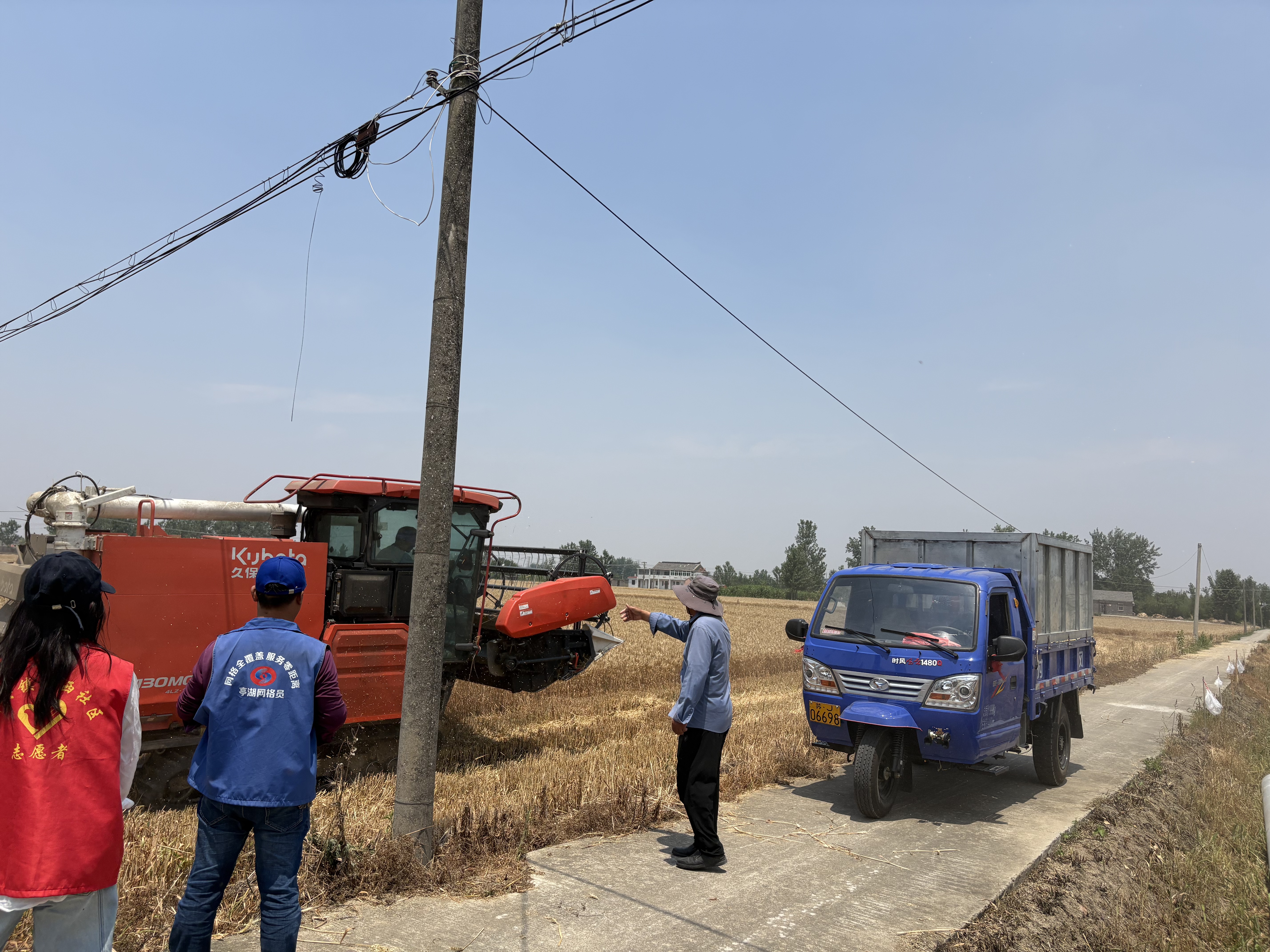 新兴镇镇西社区：田间忙收种 全力护丰收