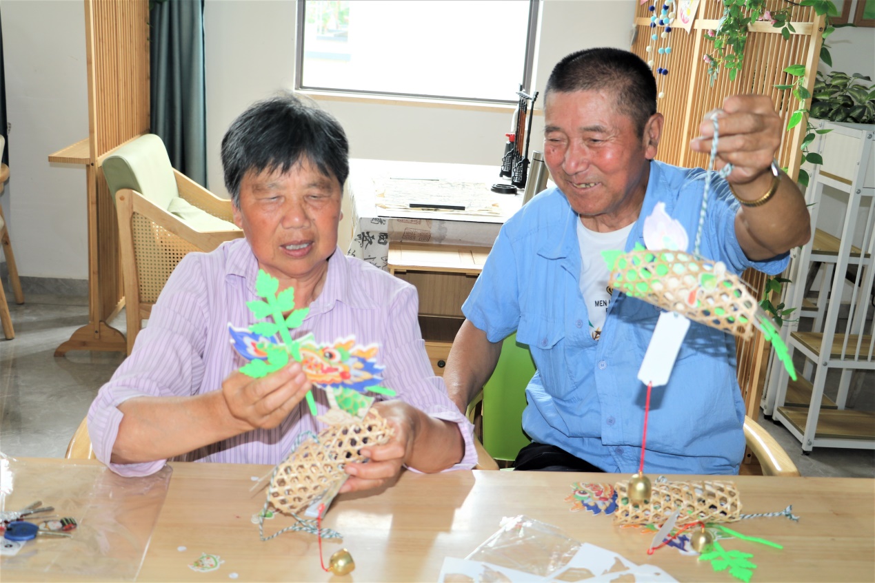 巧手筑龙舟 五彩系安康——高作镇人大开展端午暖心养老活动