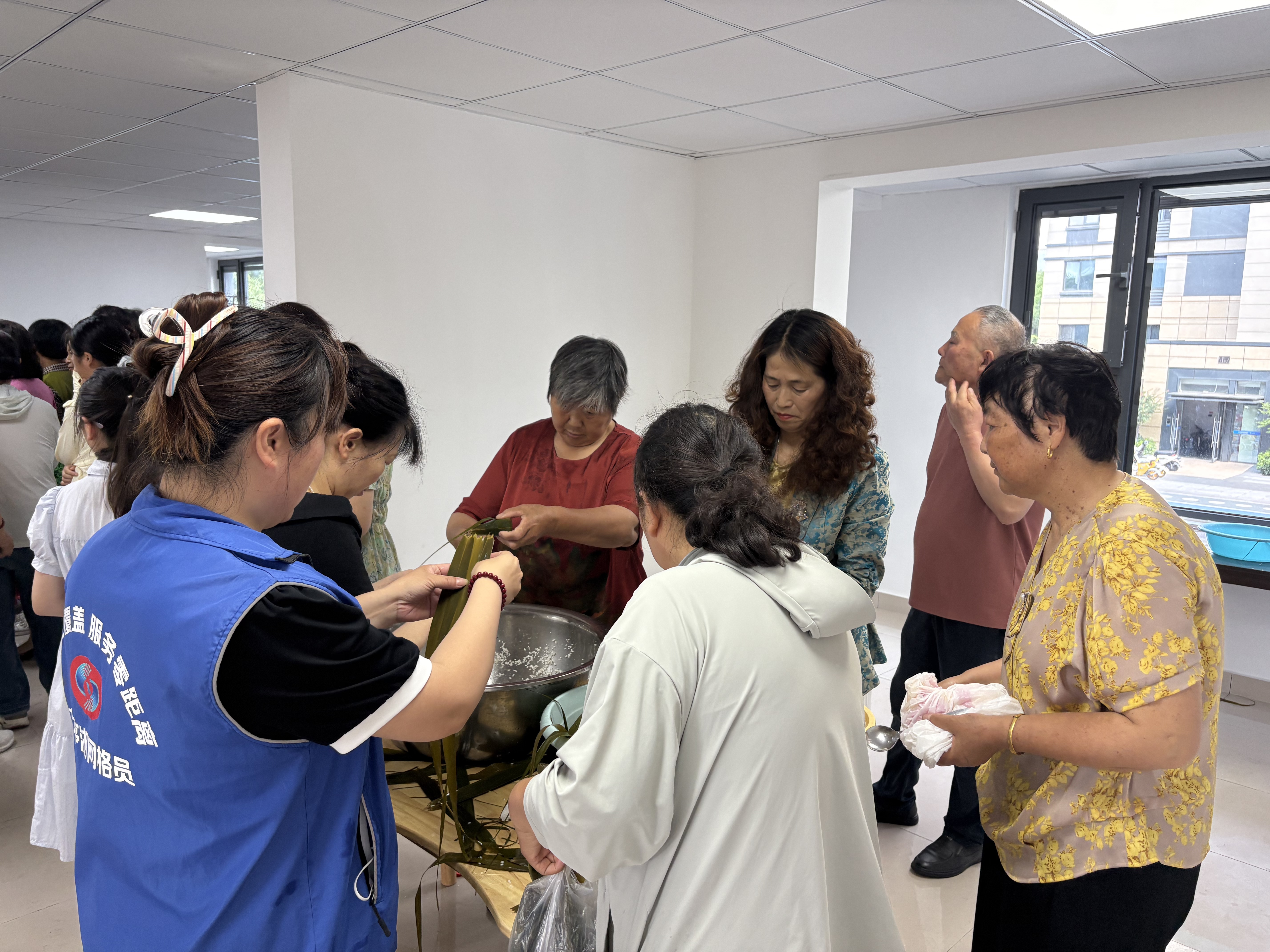 东亭湖街道光荣社区：粽叶飘香传文脉 邻里同心庆端午