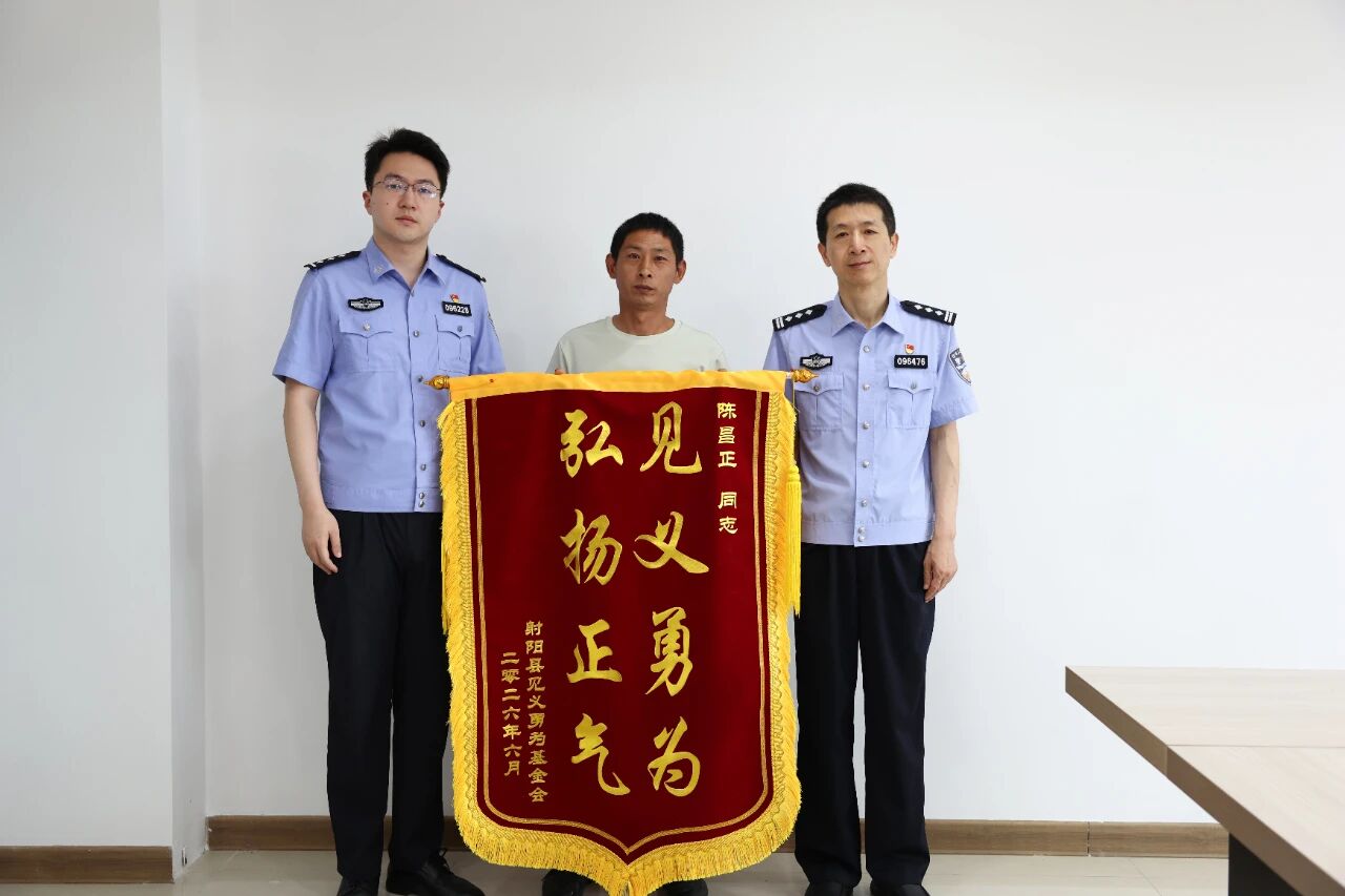 服务区里“歇一脚”，等来了警察……