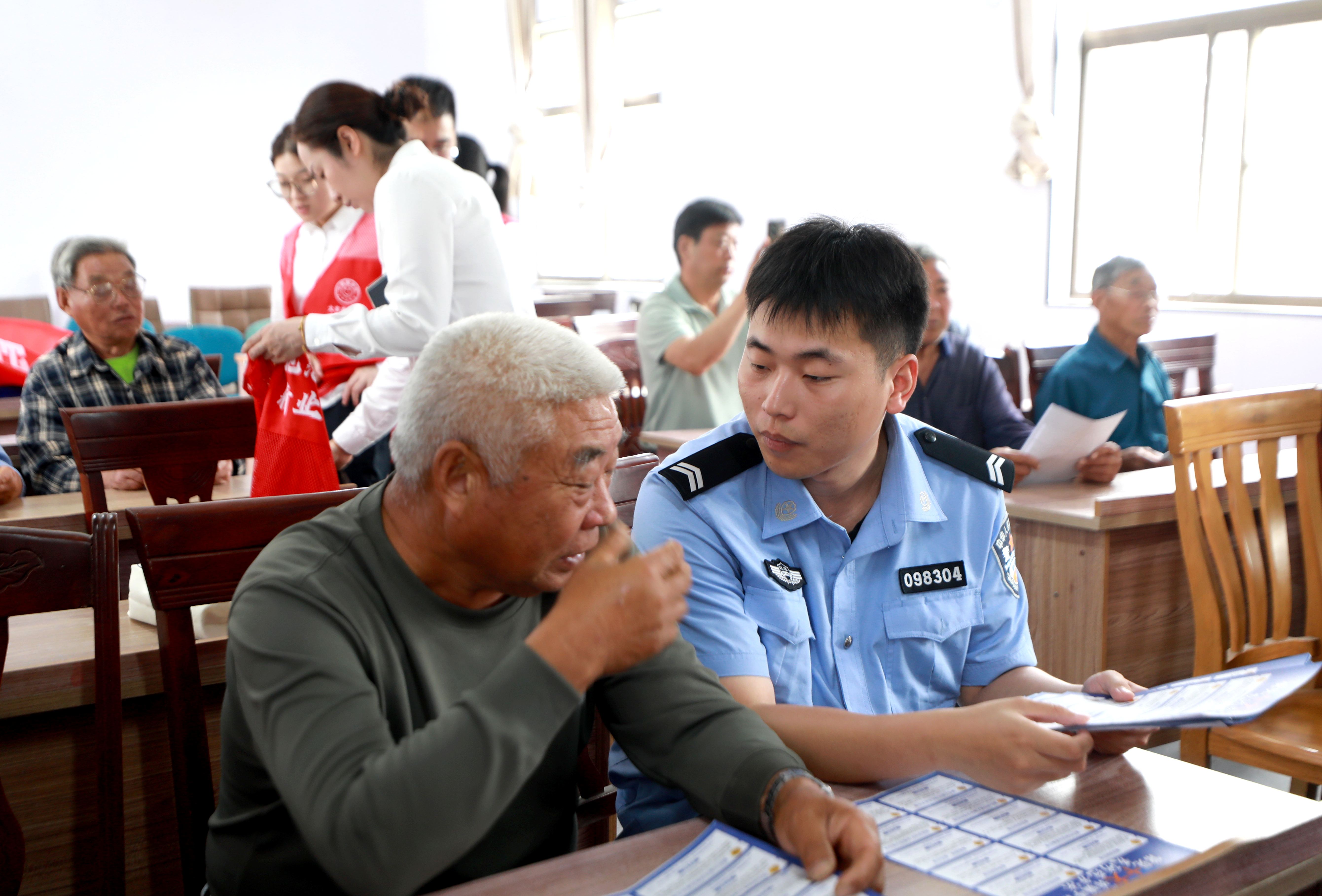 草堰镇开展防范非法集资进村宣传活动