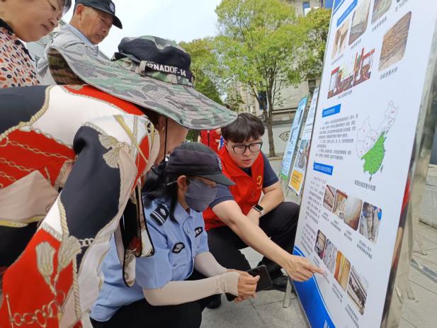筑牢群众安居防护网——市住建局房屋安全宣传进社区