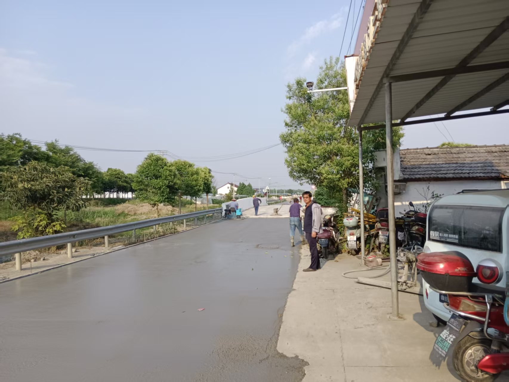 许河镇持续改善乡村道路通行环境