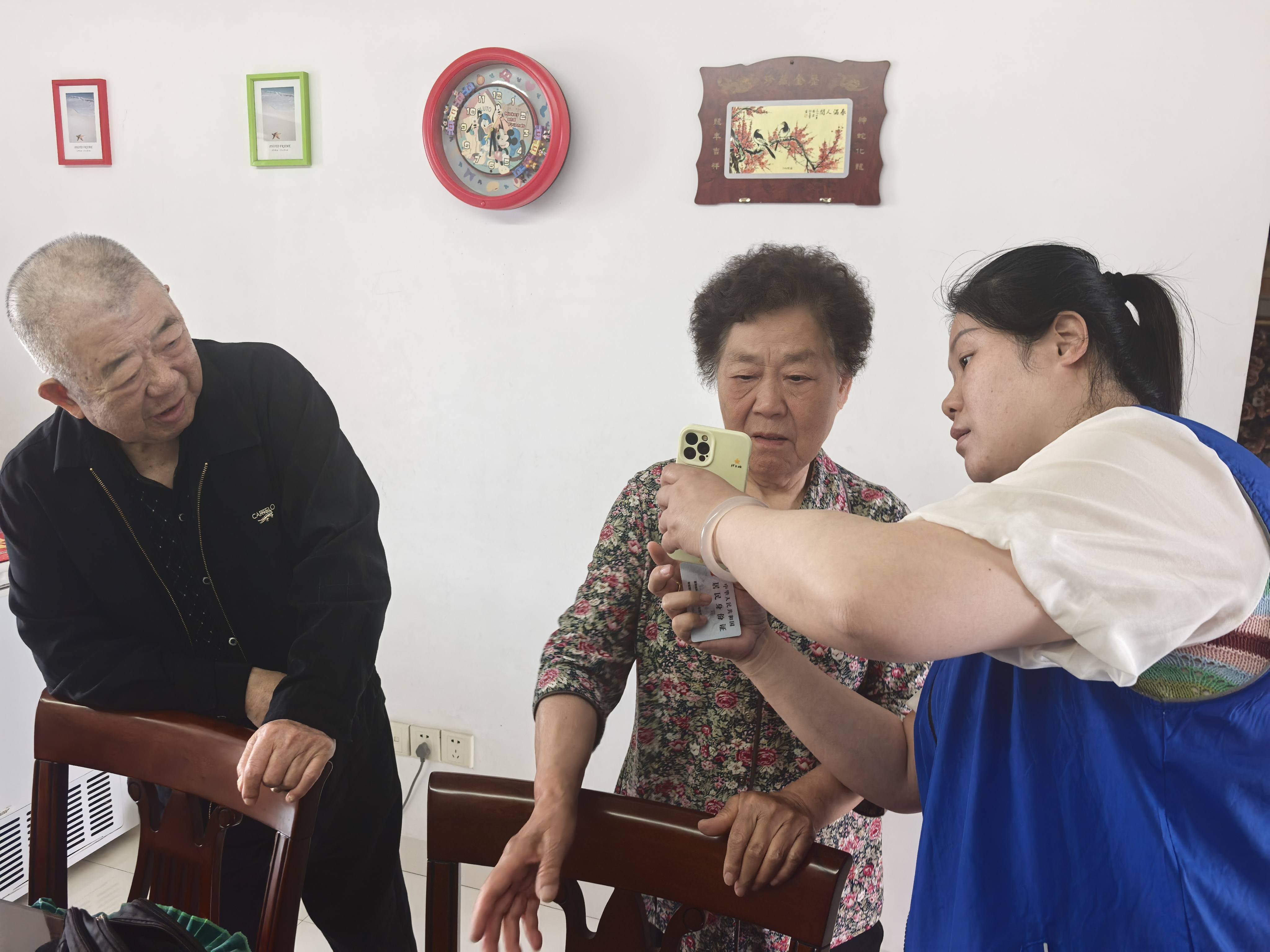 文峰街道儒学社区：网格上门代办认证 贴心服务情暖夕阳