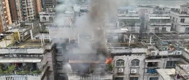 清晨高层住宅9楼火灾，女主人、女儿、老人逃至阳台和空调外机上获救，男主人自行撤离脱险！家中常备这一工具，很关键