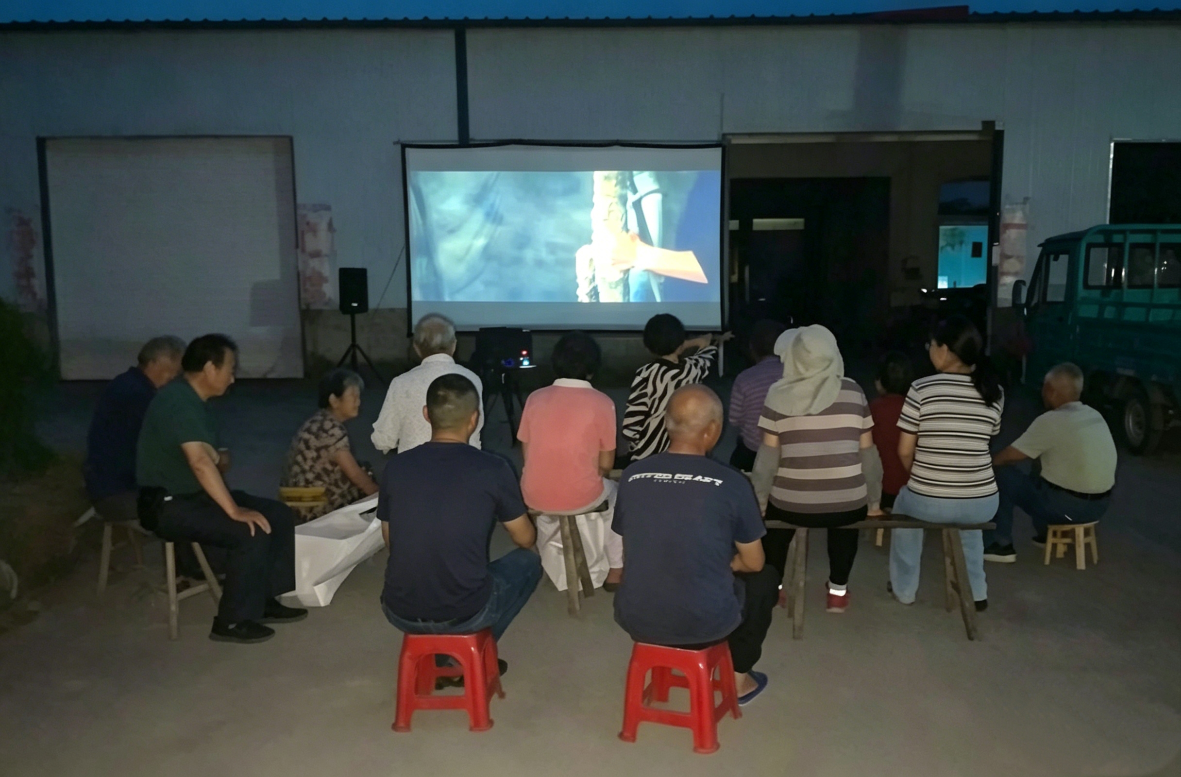 西团镇大龙社区联合镇文化站开展电影下乡放映活动