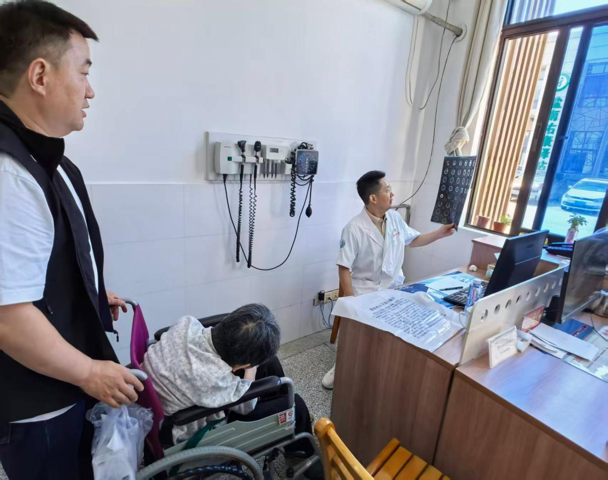 伍佑街道：统战搭桥名医义诊暖民心