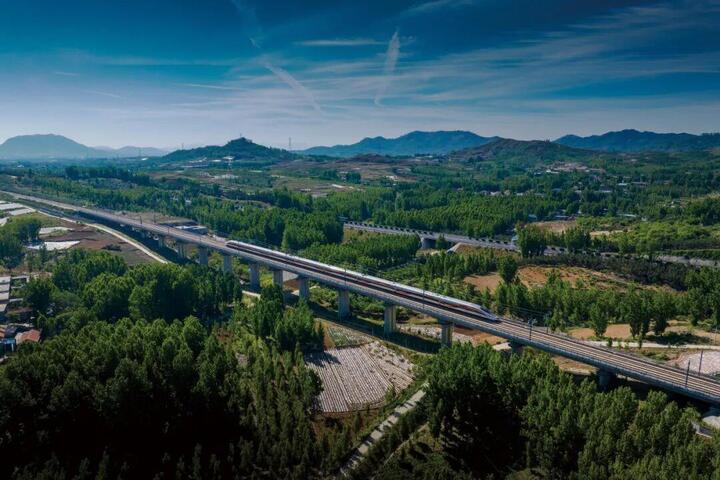 为何乘坐高铁很少听到鸣笛声 解读火车鸣笛各类密码→