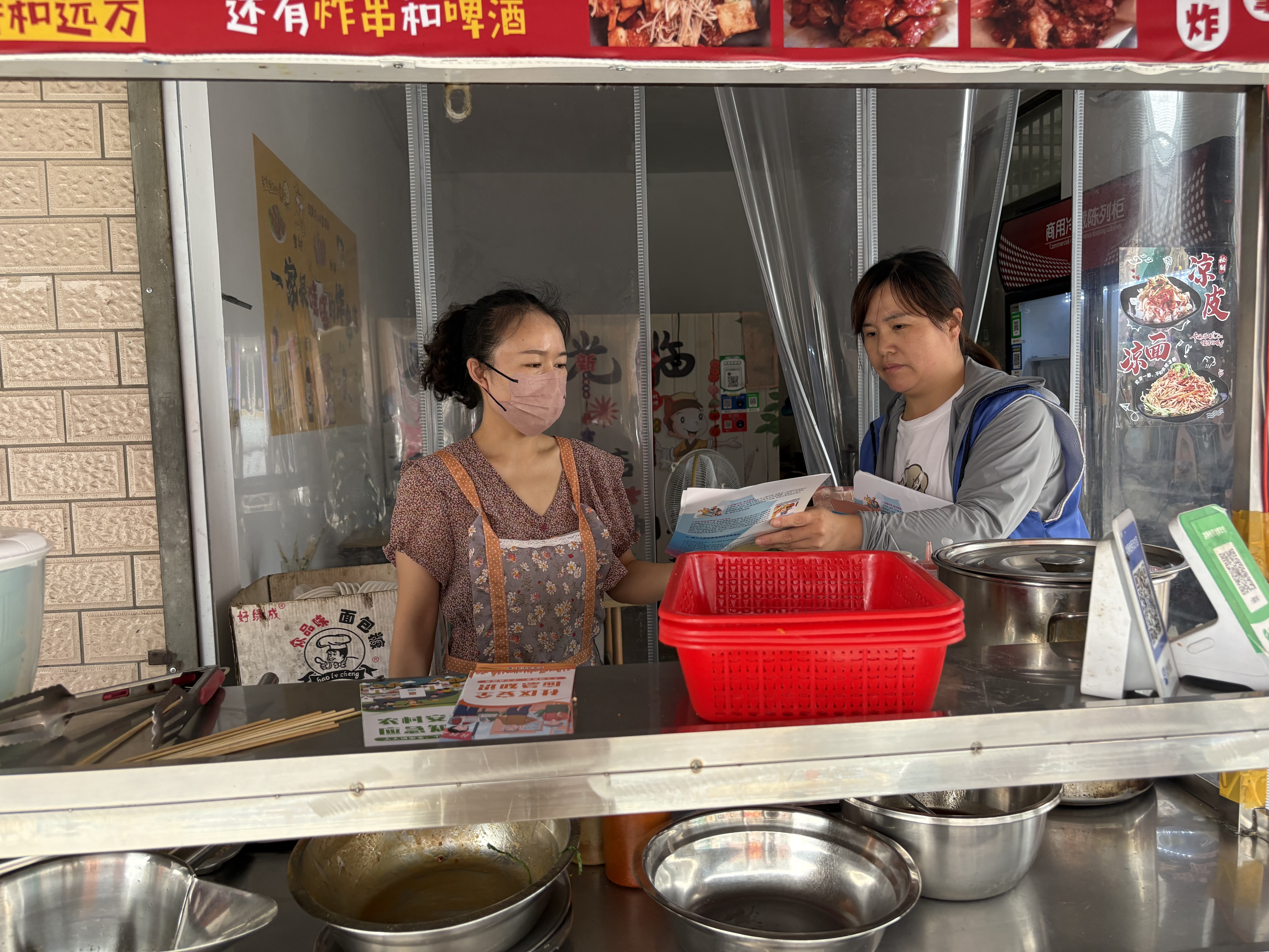 东亭湖街道光荣社区：紧盯九小场所宣传排查 筑牢基层安全生产防线