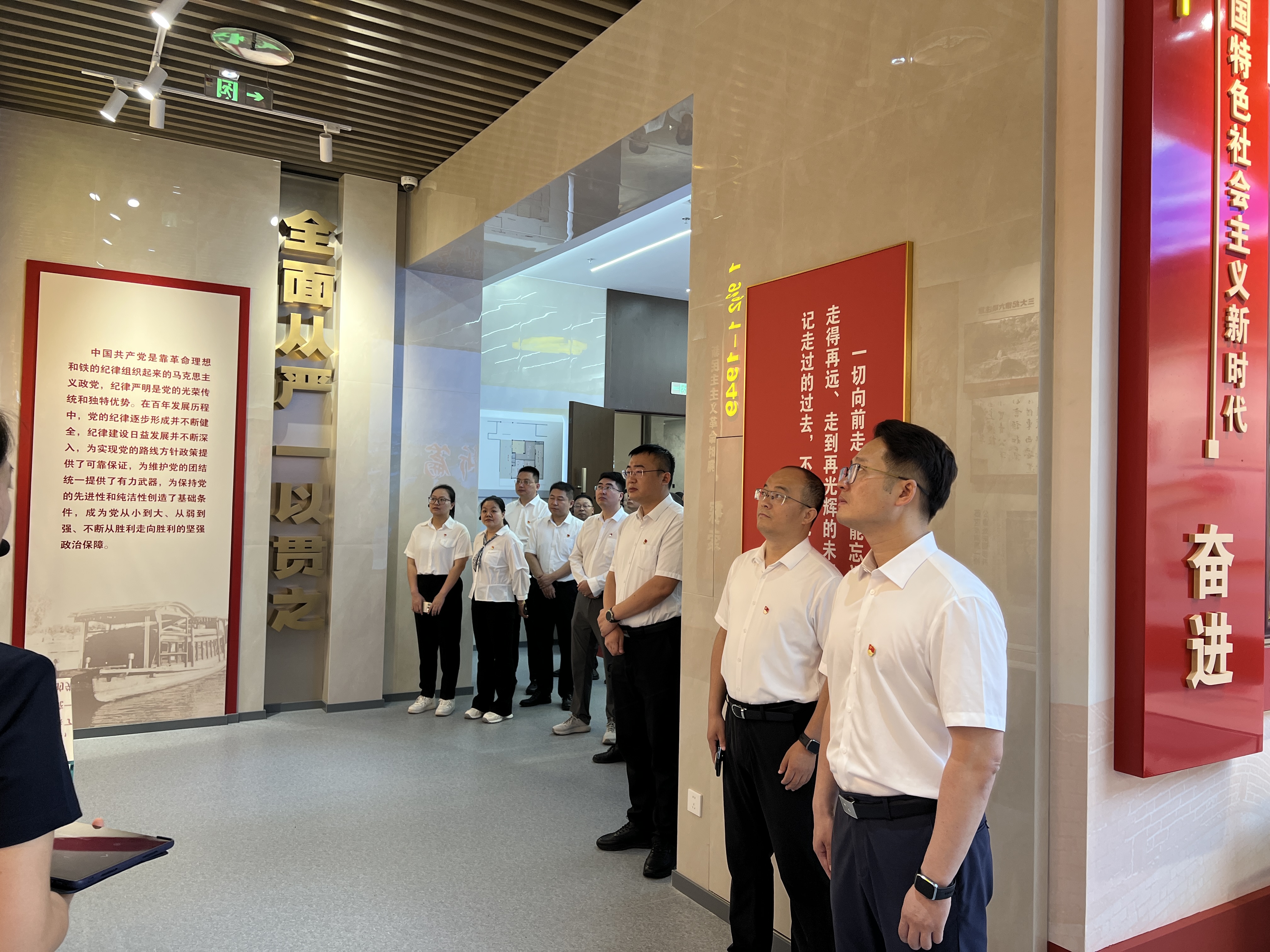 五汛镇组织机关党员干部开展廉政警示教育