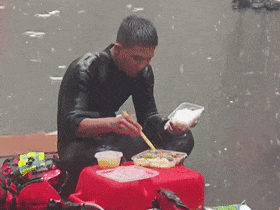 他席地而坐，在雨中吃饭！本人回应