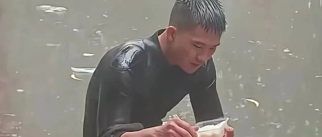 “在雨中吃盒饭”的消防员，找到了！