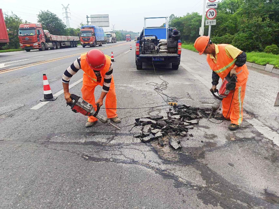 盐城公路：高温下的坚守与担当