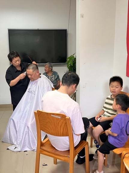 新都街道凤开社区绘就夏日民生“幸福图景”