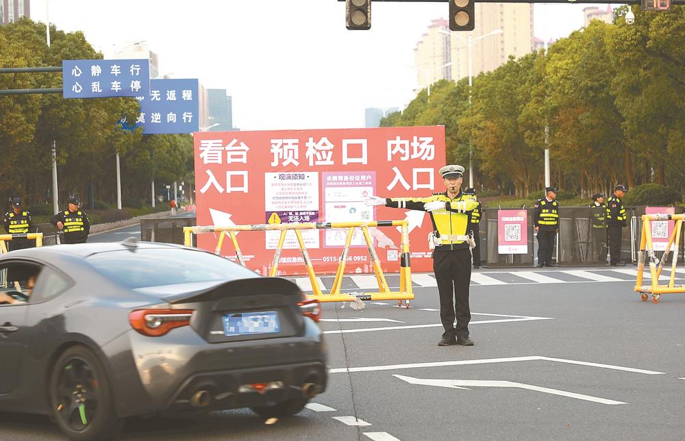 盐城交警退伍民辅警  深耕一线护航百姓平安路