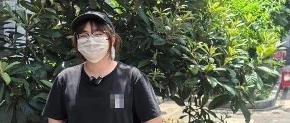 17岁女生在公厕发现一个文件袋，打开后直接报警！老爸：她这样做一点不意外