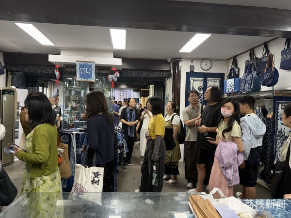 【苏乡土韵・大能手】吴元新：从“输血”到“造血”，让南通蓝印花布“活”在当下
