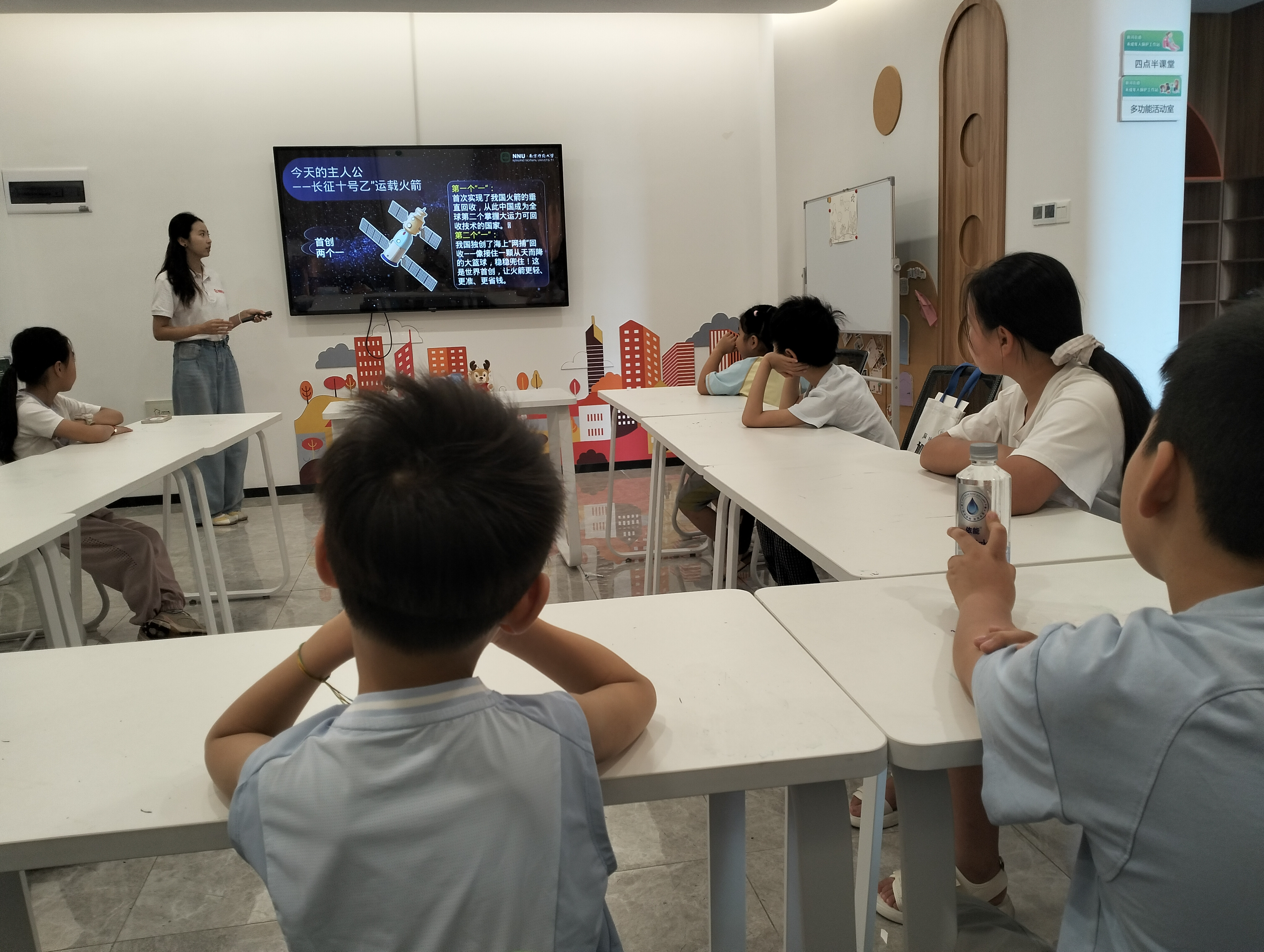 南师大大学生实践团走进新河街道聚亨社区儿童关爱之家科普航天知识