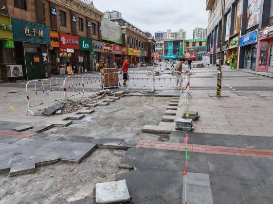 议事协商解民忧 坑洼路面换新颜——黄海街道宝龙社区有序推进商圈路面修缮工作