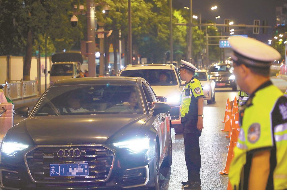 高温坚守护坦途 全警聚力保夏安——盐城公安交管部门扎实推进“夏季守卫”专项行动