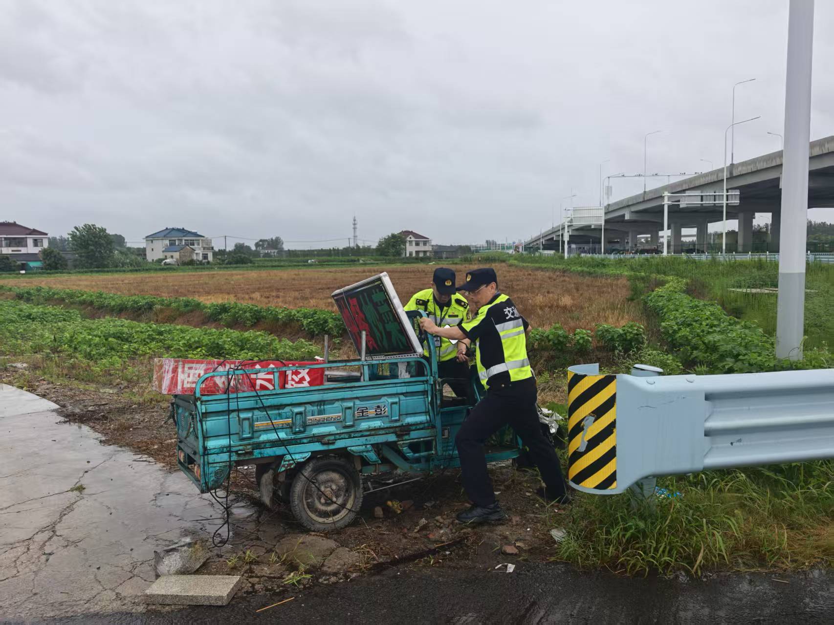 盐城市交通执法冒风雨排查涉路施工隐患