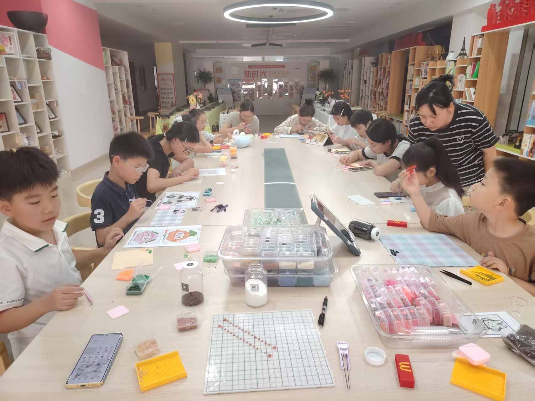 新河街道新怡社区关工委举办“巧手拼童趣 创意绘暑假”主题活动