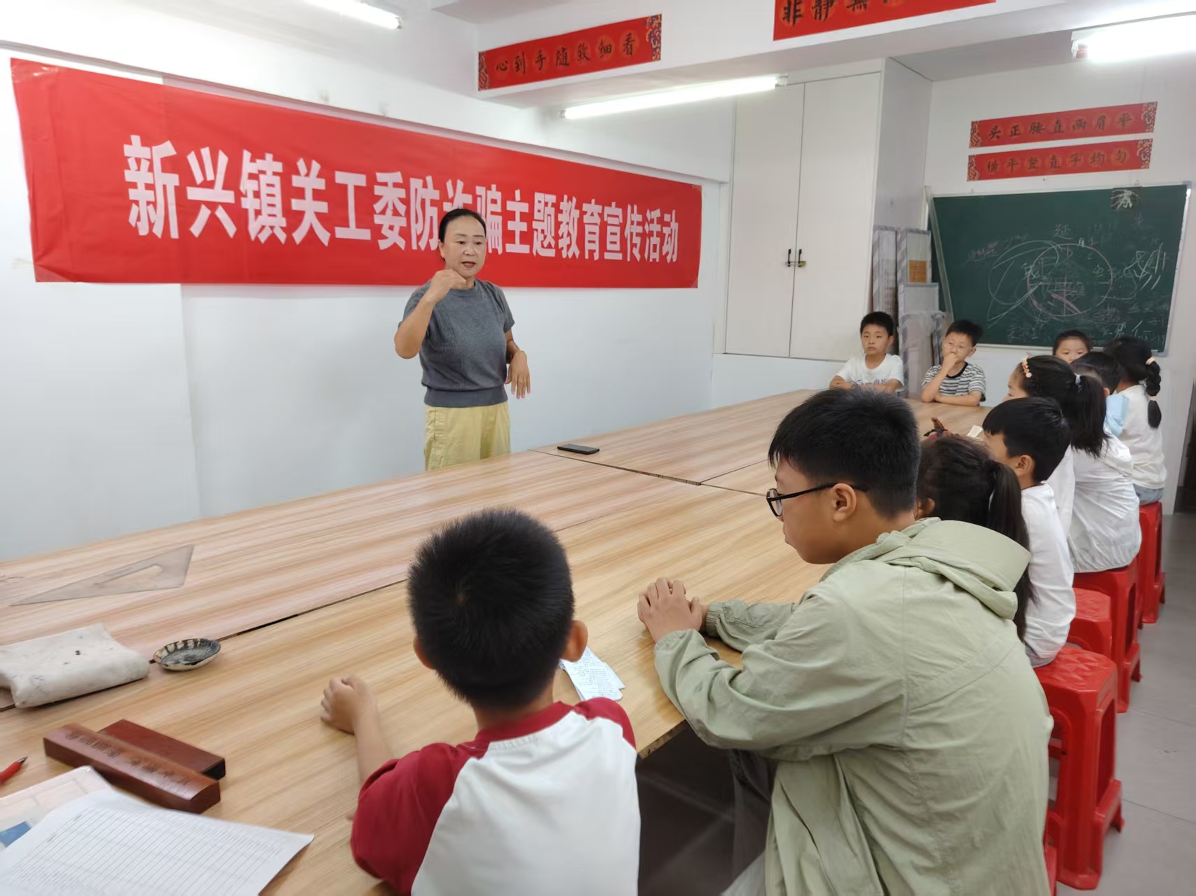 新兴镇关工委开展防诈骗主题宣传活动