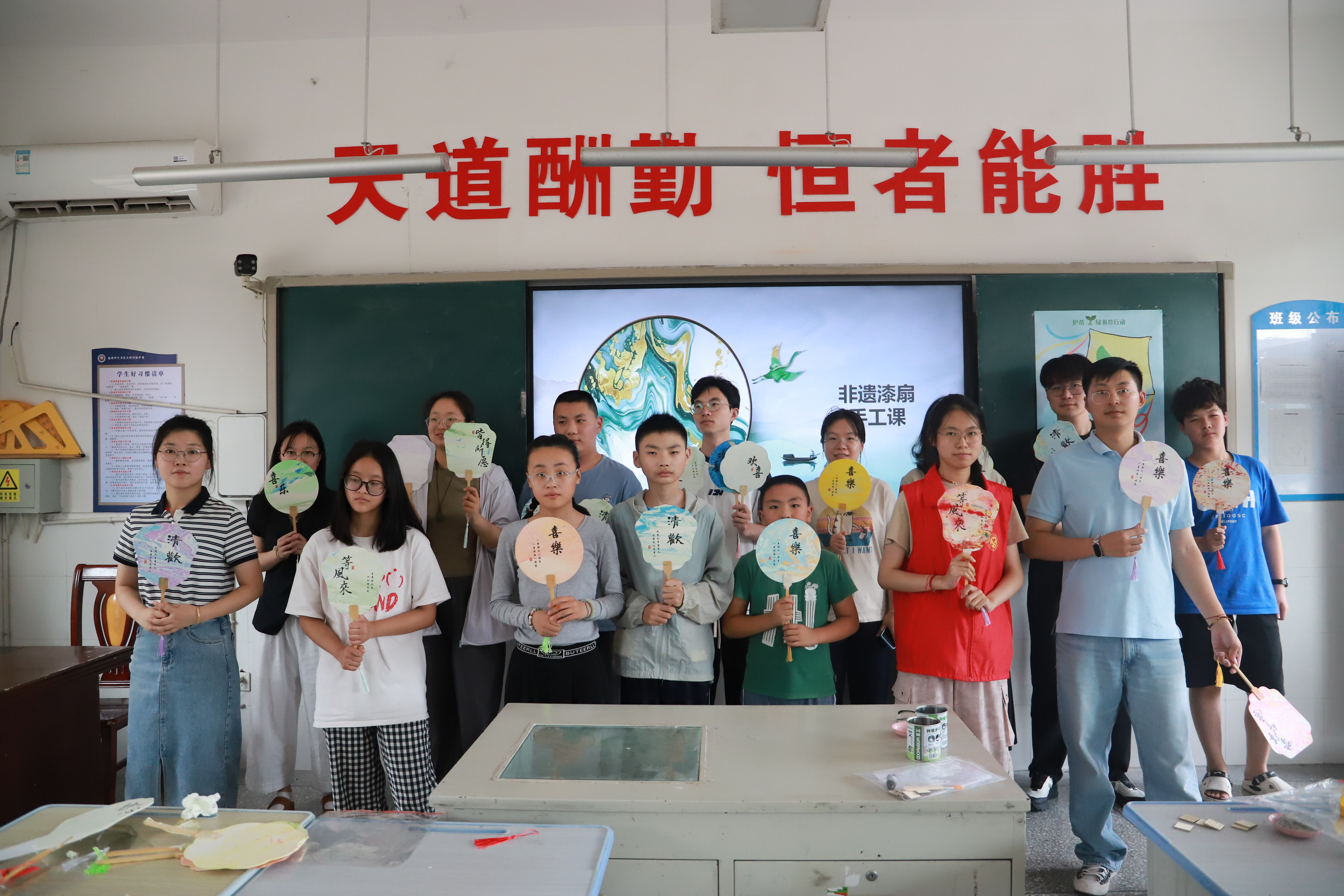 大桥镇暑托服务班解锁非遗漆艺之美