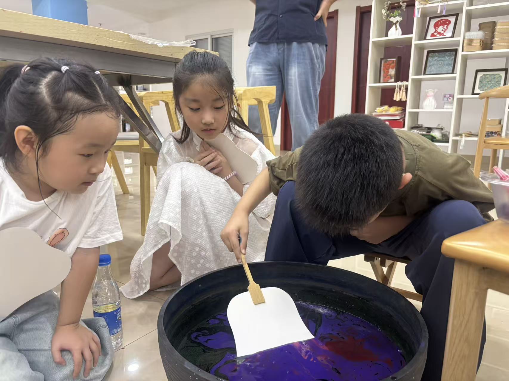盐南高新区新河街道新怡社区关工委举办“妙手绘漆扇 清风润暑假”活动
