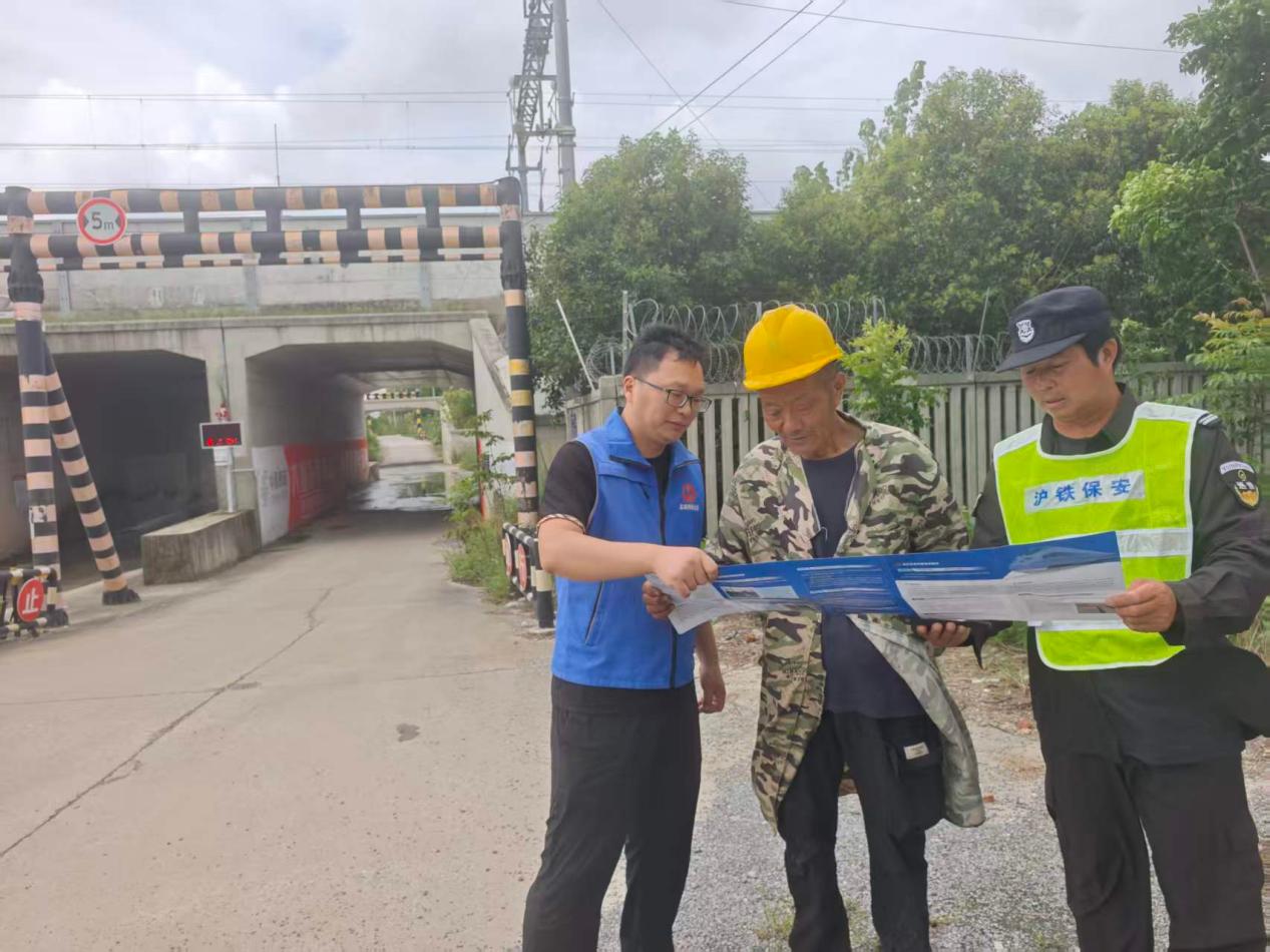 新兴镇同心村开展铁路护路安全宣传活动