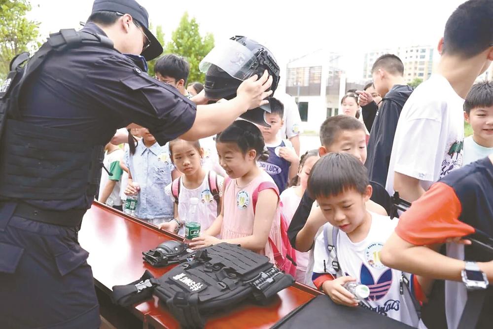 暑假进警营 快乐共成长
射阳警娃解锁别样成长体验
