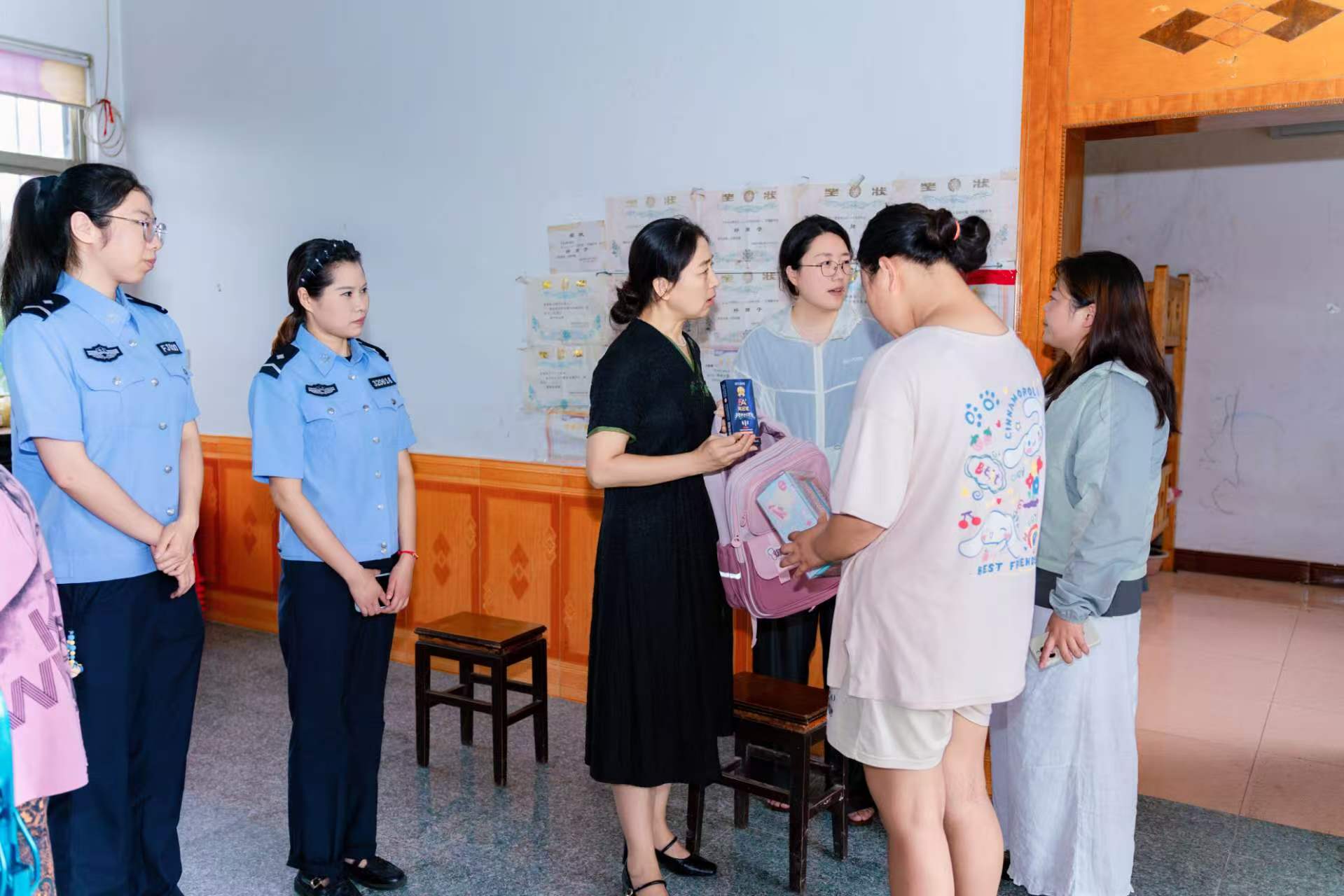 黄尖镇开展困境女童关爱慰问活动