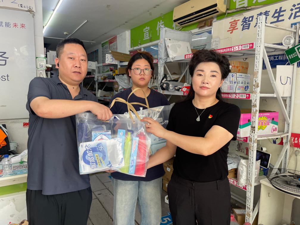 黄海街道平湖社区开展新业态劳动者关怀慰问活动