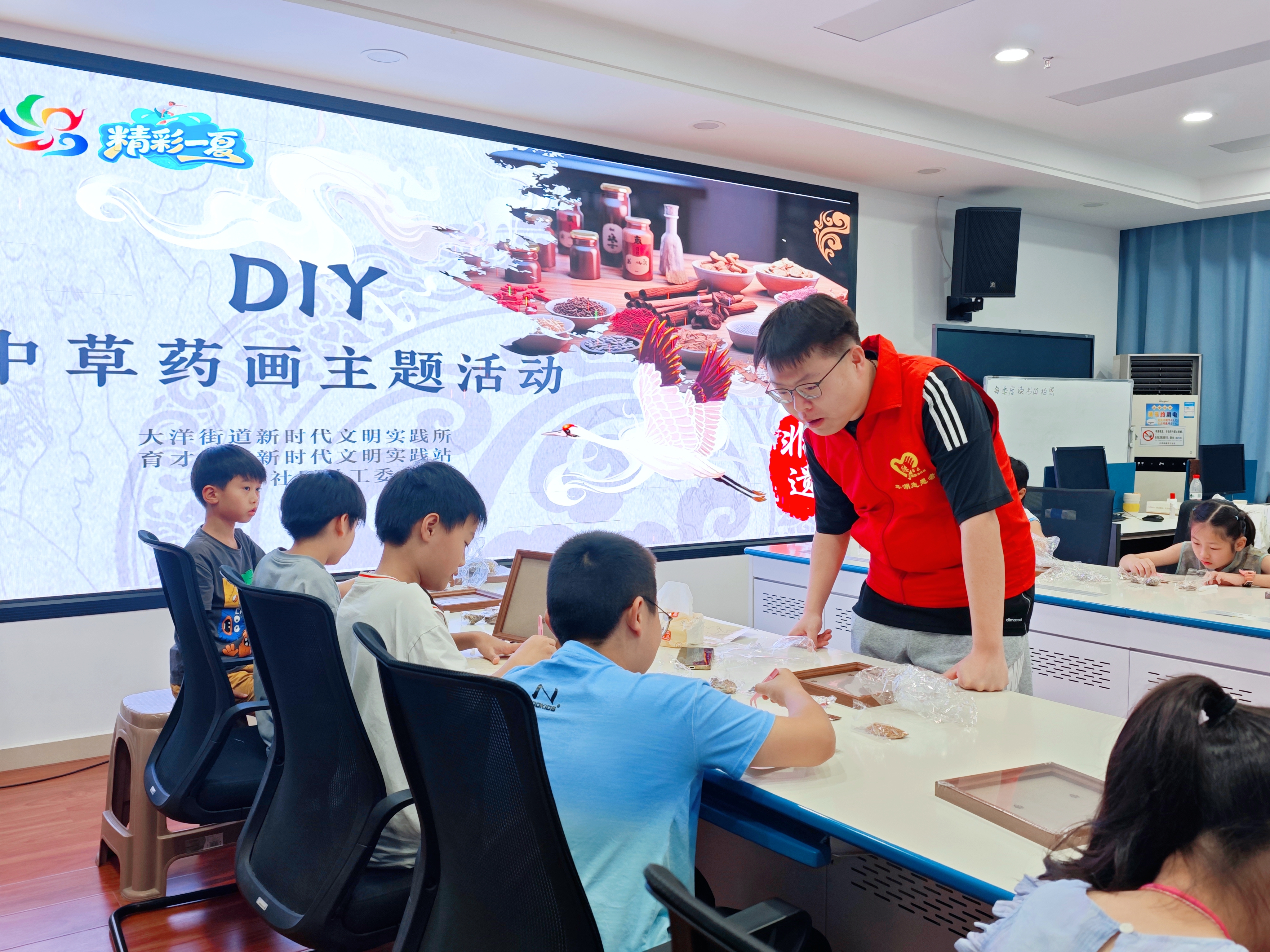 大洋街道育才社区：巧手制草药画 乐享缤纷暑假