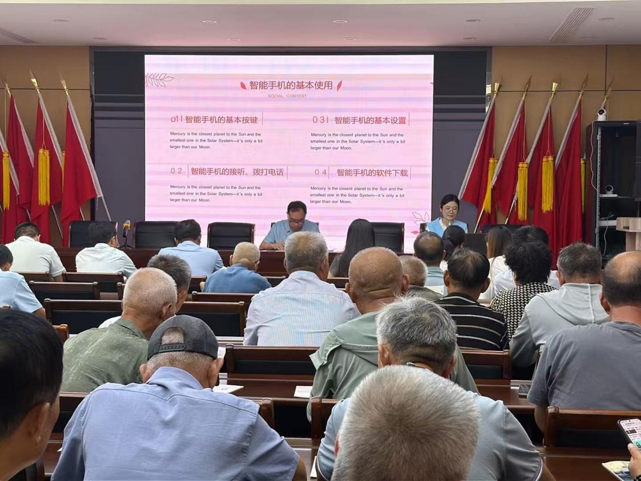 新兴镇镇南社区开展老年人智能手机培训活动