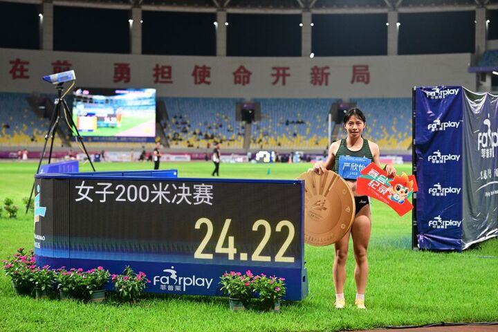 全国青少年田径运动会，江苏队选手严欣怡女子200米夺冠