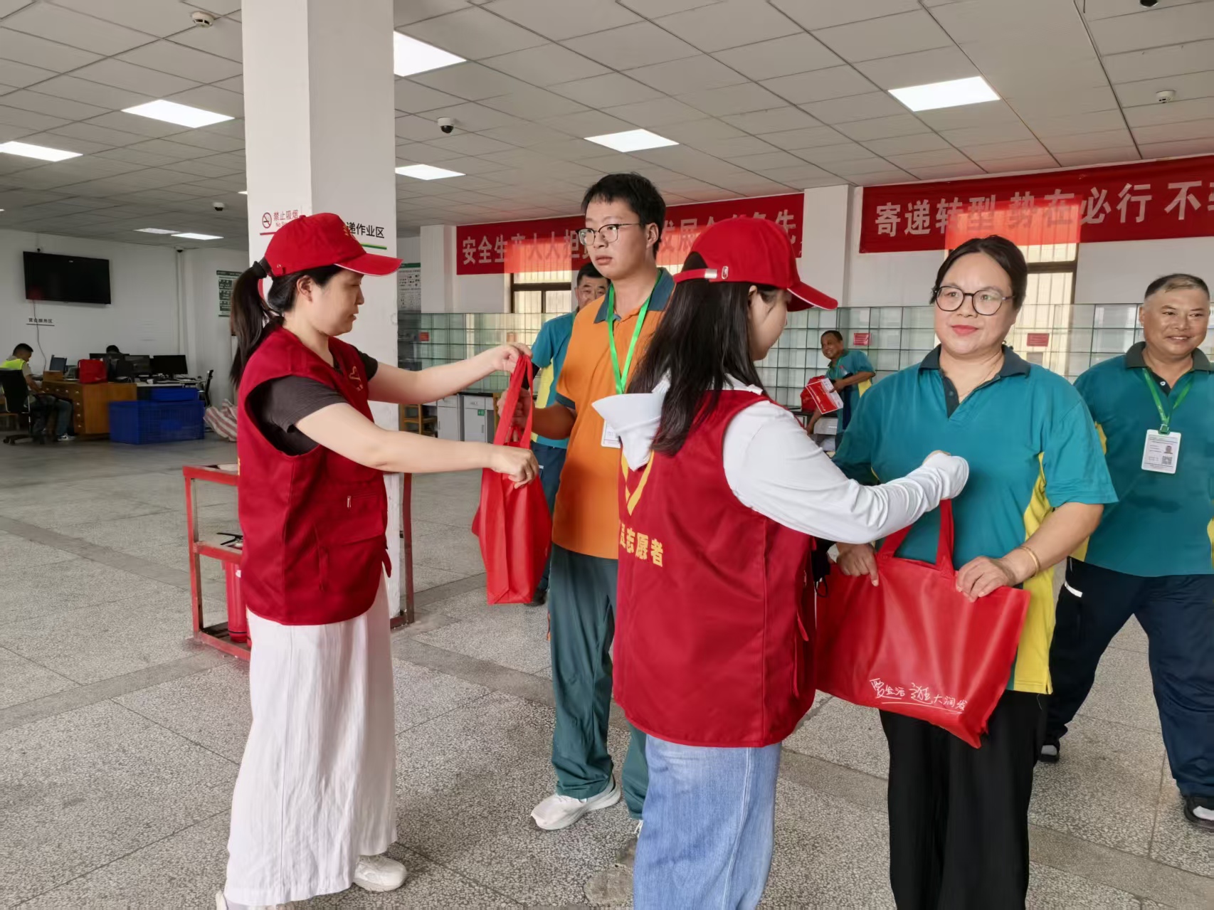 新河街道南新河社区党委开展新就业群体送清凉活动