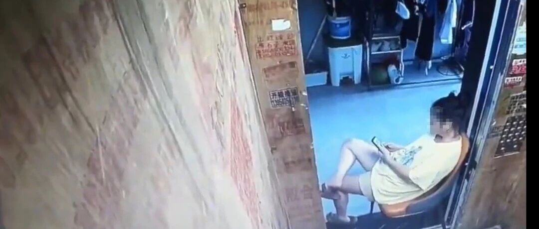 女子为蹭电梯内空调，用椅子卡死电梯门致全楼无法正常使用，自己悠闲坐着刷手机，物业沟通无果报警