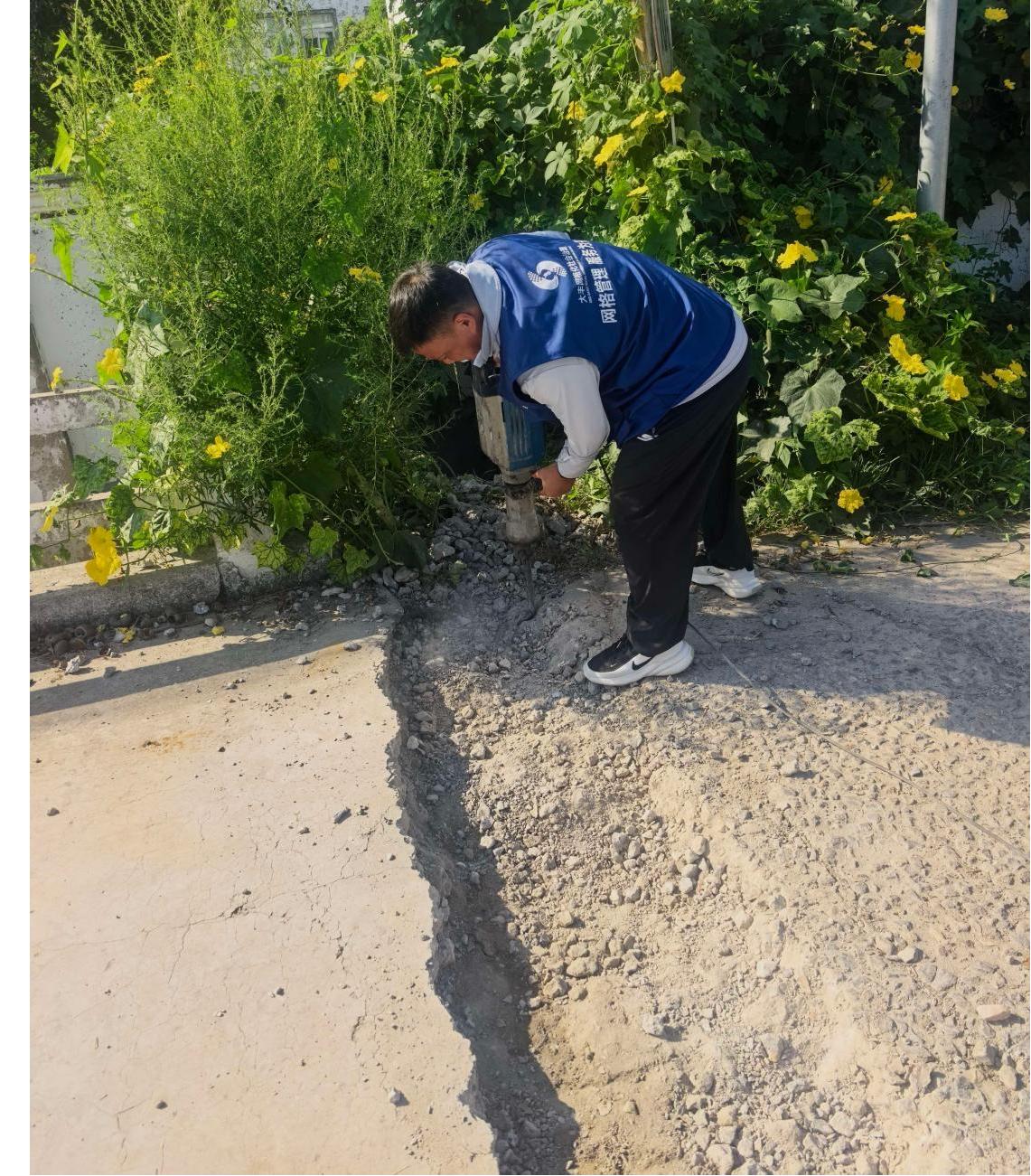 白驹镇网格员修补路面消除安全隐患