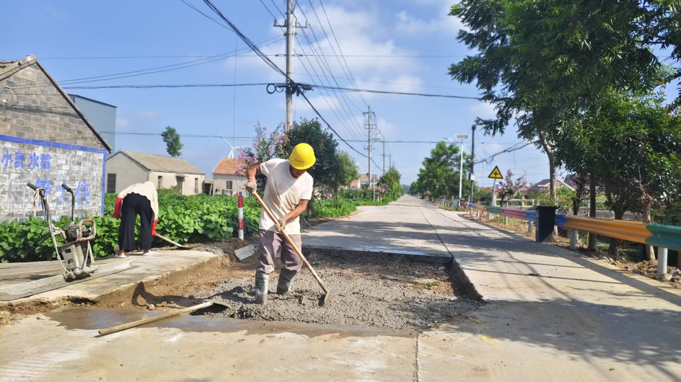 黄尖镇黄尖社区修缮破损道路 铺就群众出行“舒心路”