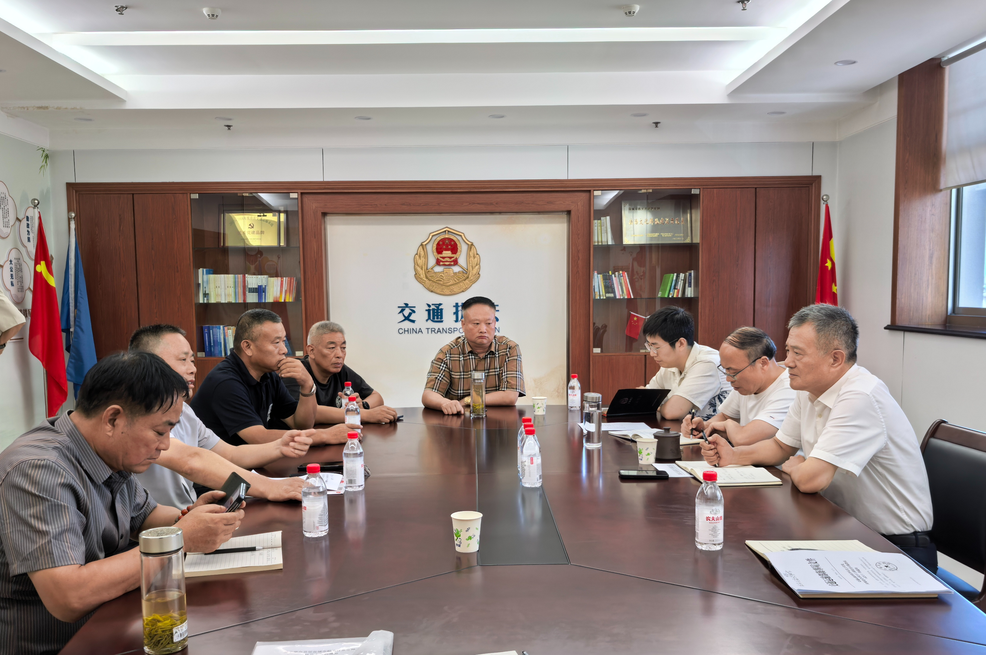 盐城市交通执法与船舶协会共同守护水上交通安全