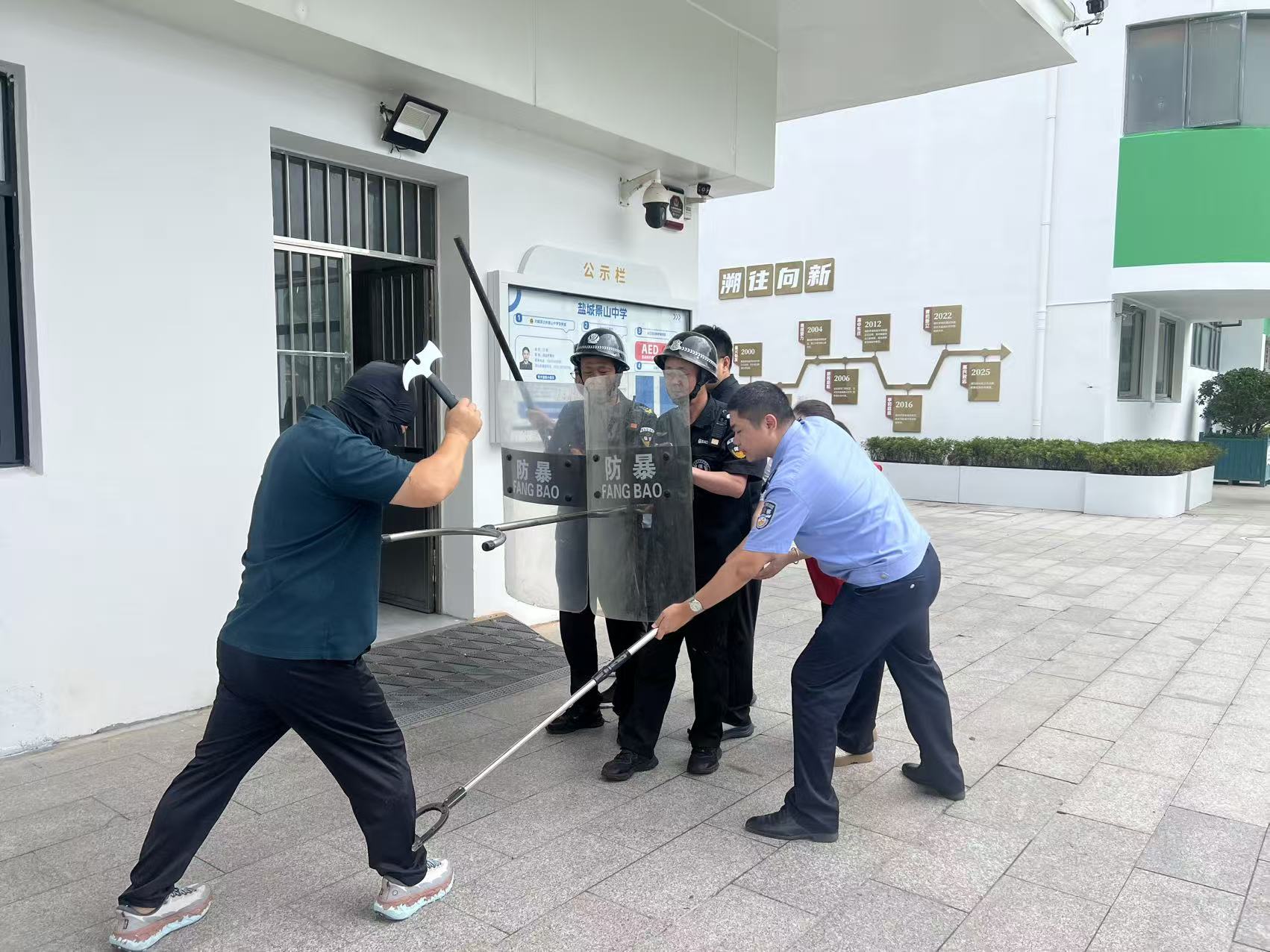 文峰街道解放桥社区开展校园防暴应急演练