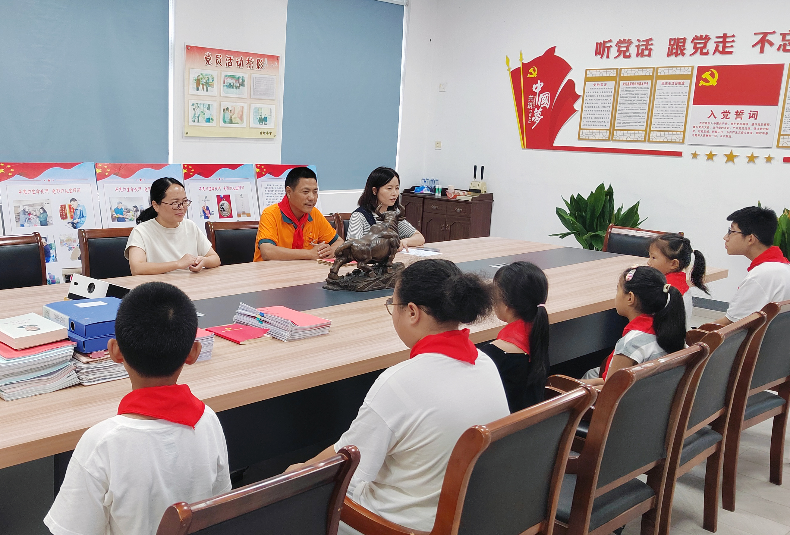 新丰镇邮递员张银柳捐资助学情暖学子